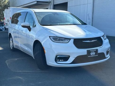 Used 2023 Chrysler Pacifica Touring-L image 2