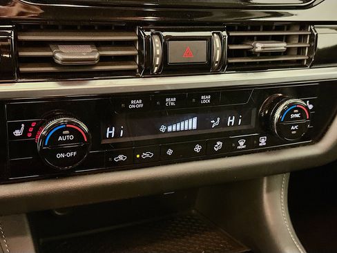 Used 2023 Nissan Pathfinder SV image 23