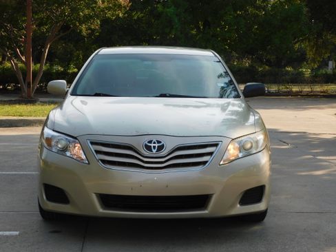 Used 2010 Toyota Camry image 11
