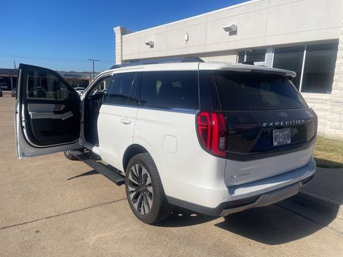 Used 2025 Ford Expedition Platinum w/ Driver's Package image 2