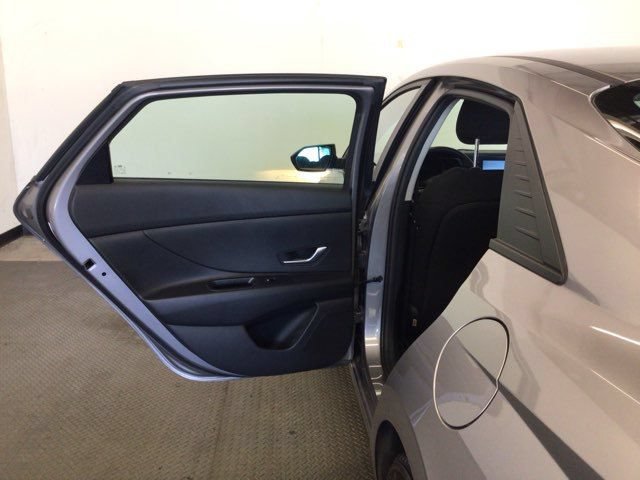 Used 2023 Hyundai Elantra SE FWD image 15