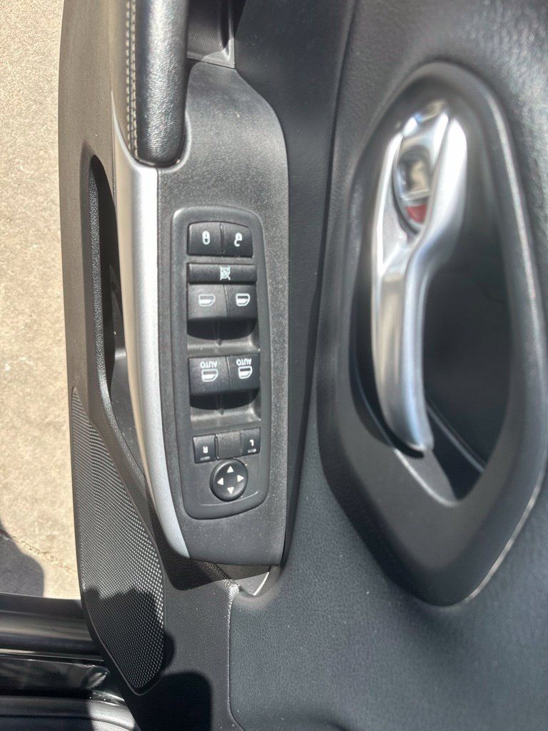 Used 2018 Jeep Cherokee Latitude Plus w/ Cold Weather Group AWD/4WD image 19