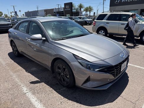 Used 2023 Hyundai Elantra SEL FWD image 2