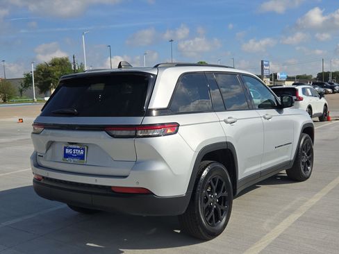 Used 2025 Jeep Grand Cherokee Altitude image 3