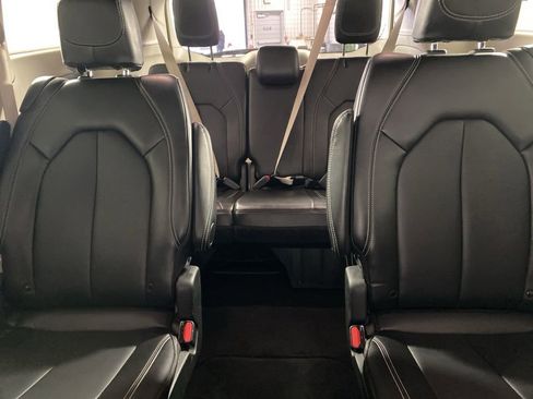 Used 2024 Chrysler Pacifica Touring-L image 14