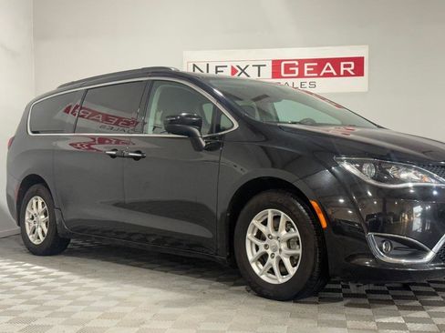 Used 2017 Chrysler Pacifica Touring Plus w/ Security Group FWD image 2