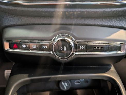 Used 2022 Volvo XC40 P8 Recharge Plus image 26