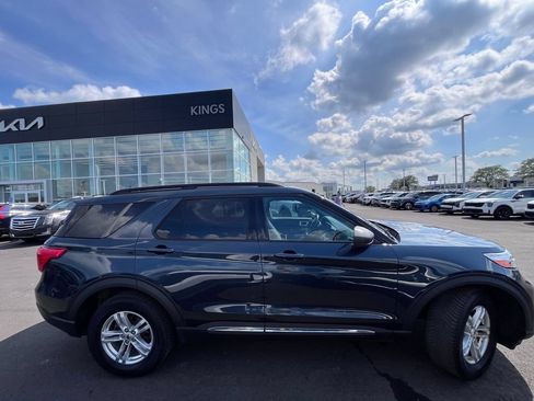 Used 2022 Ford Explorer XLT AWD/4WD image 2