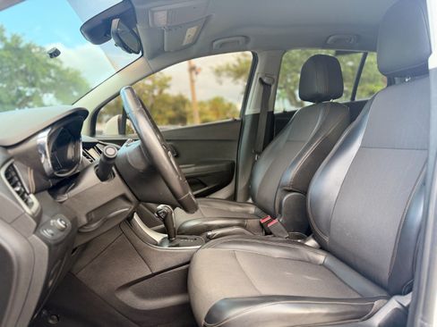 Used 2017 Chevrolet Trax LT w/ LT Convenience Package FWD image 9