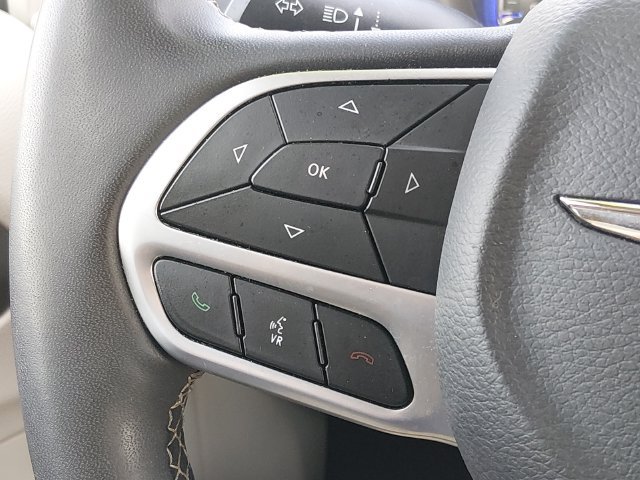 Used 2023 Chrysler Pacifica Touring-L FWD image 23