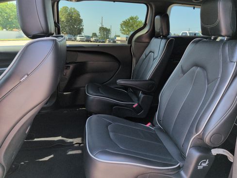 Used 2025 Chrysler Pacifica Limited FWD image 12