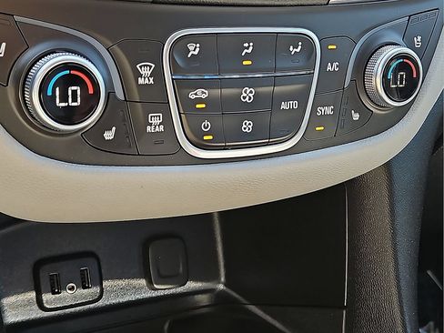 Used 2018 Chevrolet Equinox Premier FWD image 21
