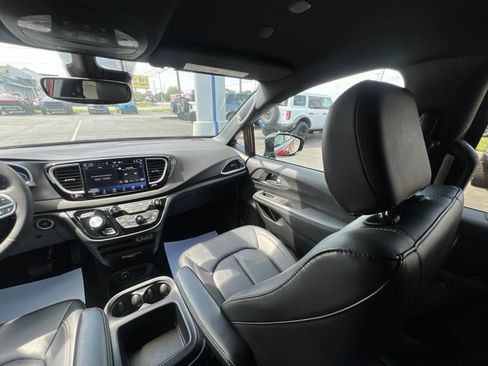 Used 2025 Chrysler Pacifica Select FWD image 45