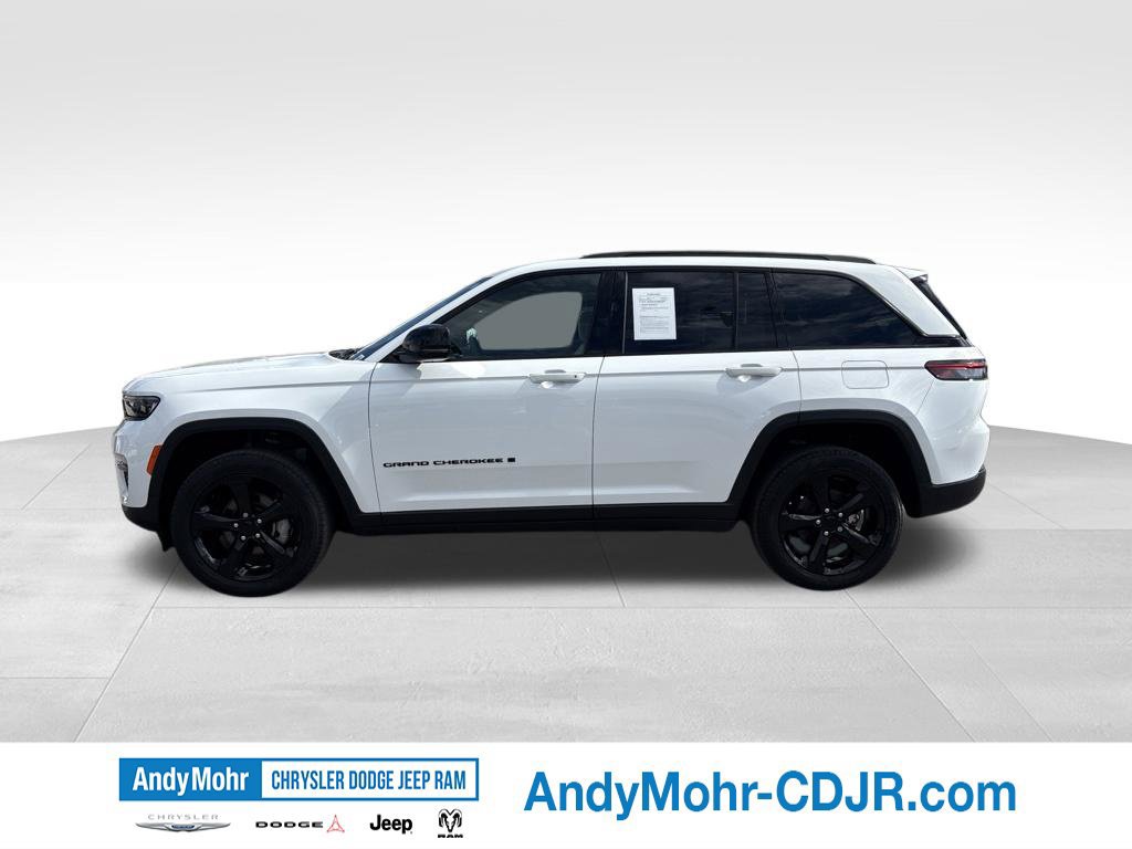 Used 2024 Jeep Grand Cherokee Limited w/ Black Appearance Package AWD/4WD image 4