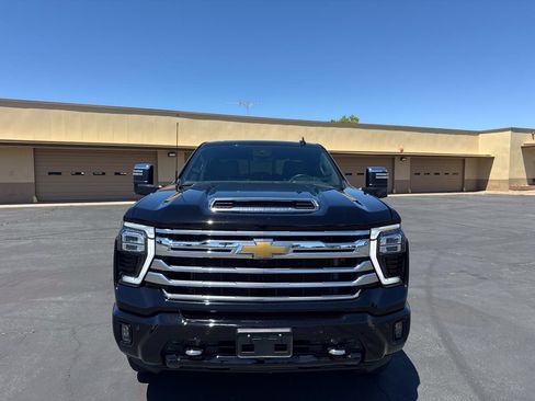 Used 2024 Chevrolet Silverado 2500 High Country w/ High Country Premium Package AWD/4WD image 2