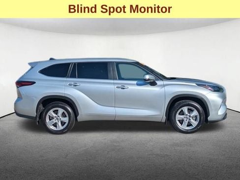 Used 2024 Toyota Highlander LE AWD/4WD image 4
