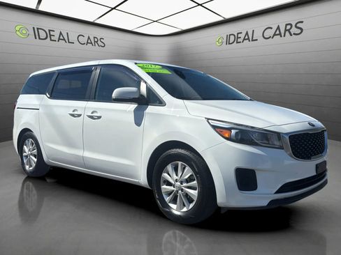 Used 2017 Kia Sedona LX FWD image 3
