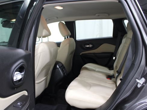 Used 2015 Jeep Cherokee Latitude FWD image 19