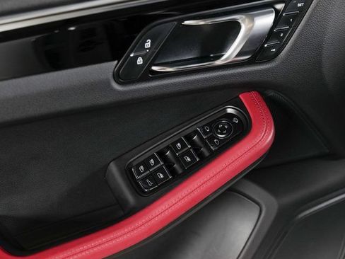 Certified 2023 Porsche Macan AWD/4WD image 28