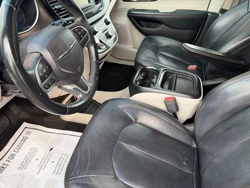Used 2017 Chrysler Pacifica Touring-L FWD image 11