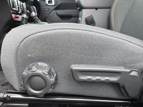 Used 2025 Jeep Wrangler Willys AWD/4WD image 16