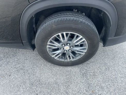 Used 2025 Chevrolet Traverse LT image 8