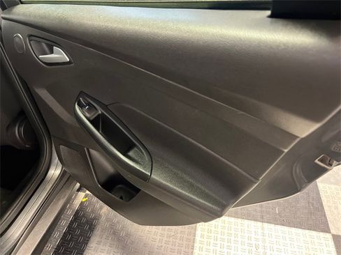 Used 2017 Ford Focus SEL w/ Cold Weather Package image 13