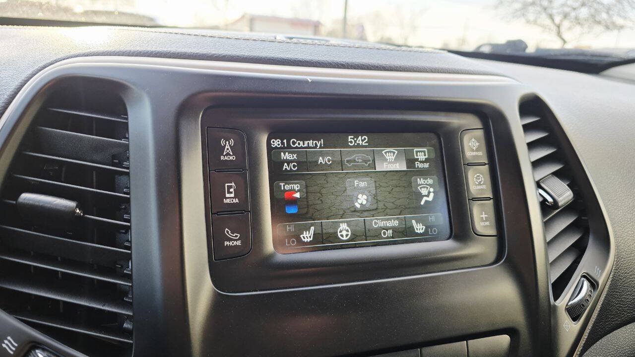 Used 2015 Jeep Cherokee Latitude w/ Cold Weather Group AWD/4WD image 20