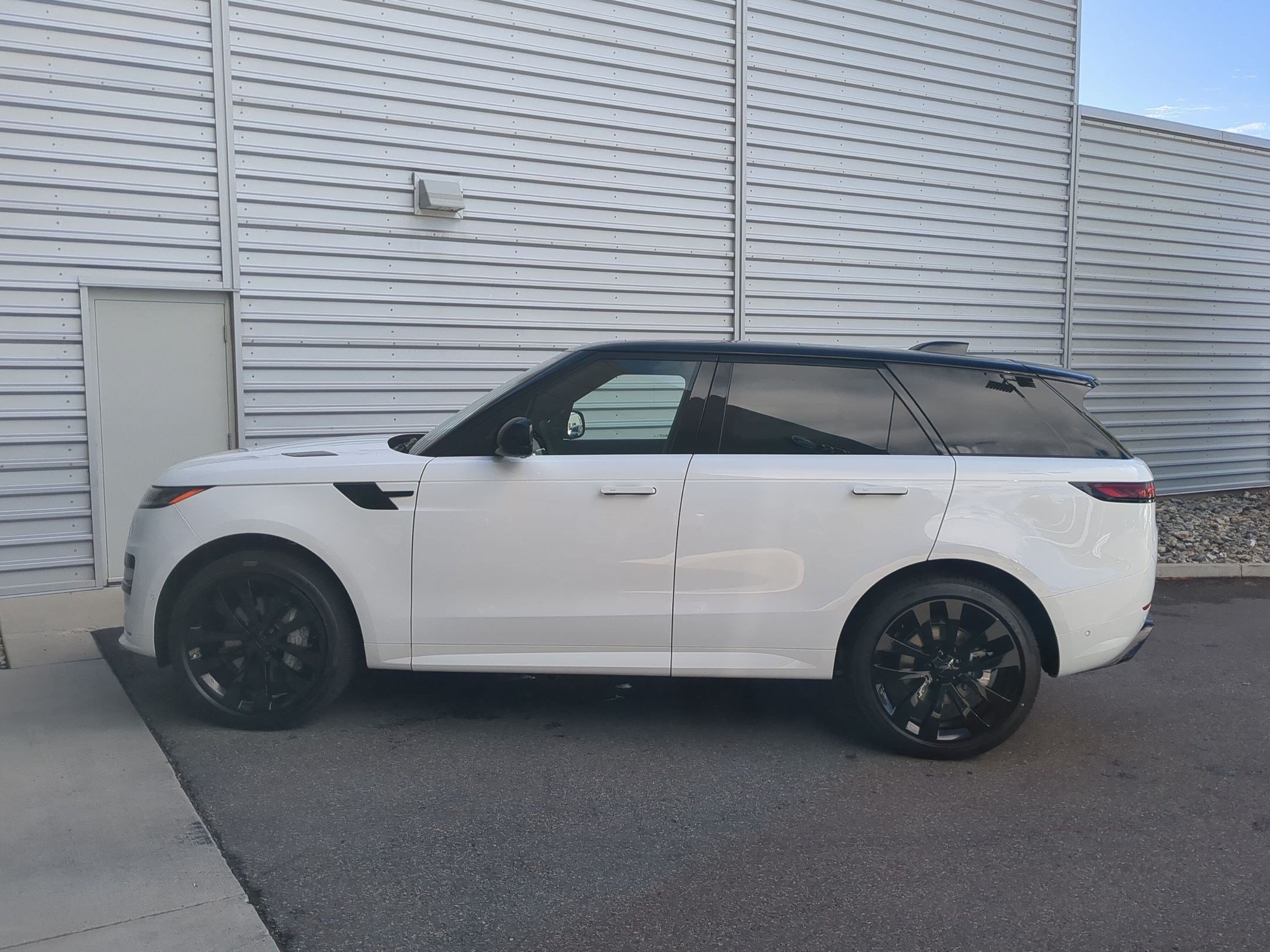 New 2027 Land Rover Range Rover Sport Dynamic SE AWD/4WD image 8