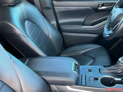 Used 2022 Toyota Highlander XLE FWD image 13