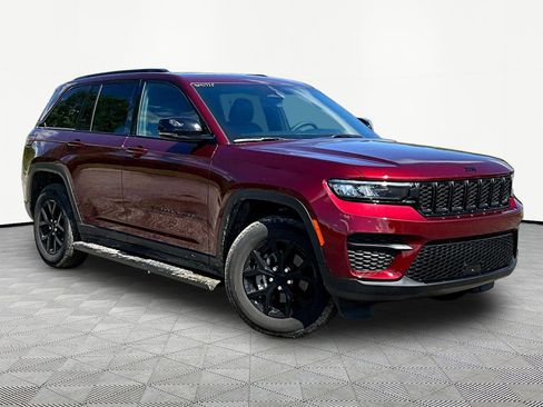 Used 2025 Jeep Grand Cherokee Altitude AWD/4WD image 3