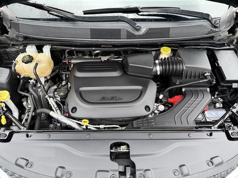 Used 2019 Chrysler Pacifica Limited image 37