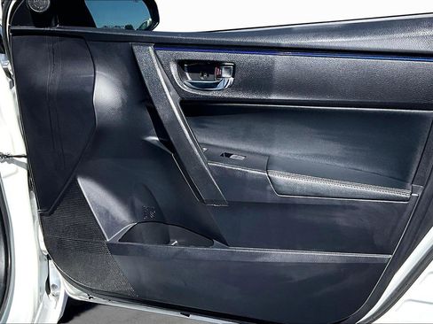 Used 2017 Toyota Corolla SE w/ SE Premium Package FWD image 18