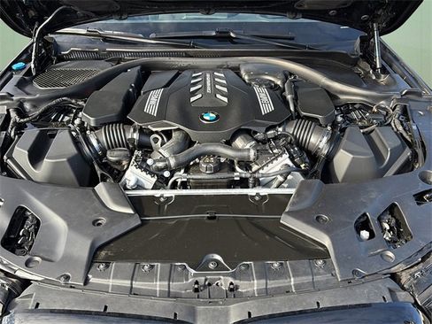 Used 2023 BMW M550i xDrive w/ Dynamic Handling Package image 12