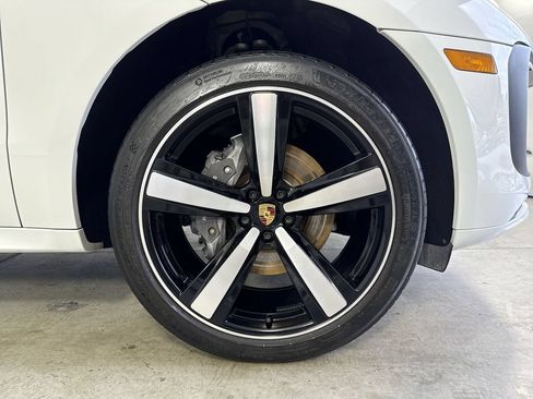 Certified 2024 Porsche Macan w/ Premium Plus Package AWD/4WD image 15