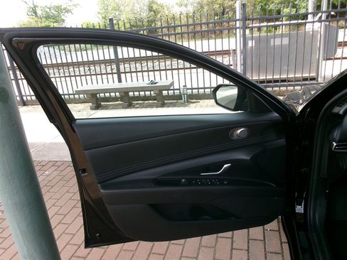 Used 2022 Hyundai Elantra Limited image 10