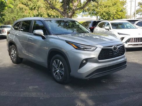 Used 2024 Toyota Highlander XLE FWD image 7