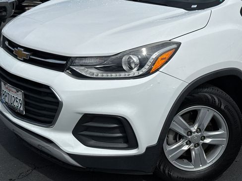 Used 2018 Chevrolet Trax LT w/ LPO, Cargo Package FWD image 3