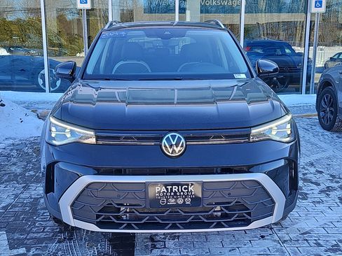 Certified 2025 Volkswagen Taos SE image 25