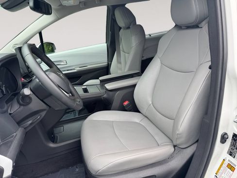 Used 2025 Toyota Sienna XLE w/ XLE Plus Package AWD/4WD image 9