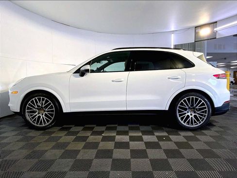 Certified 2023 Porsche Cayenne Platinum Edition AWD/4WD image 2