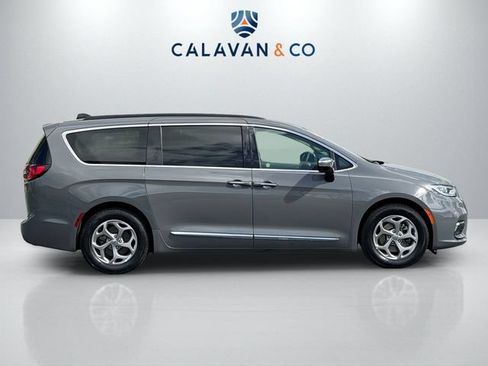Used 2023 Chrysler Pacifica Limited FWD image 8