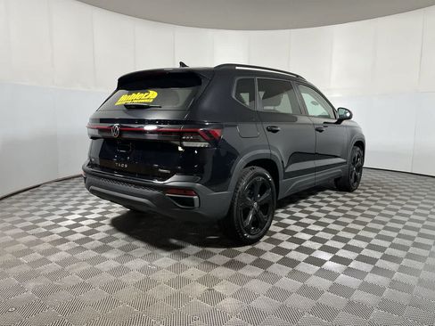 Used 2025 Volkswagen Taos SE AWD/4WD image 8