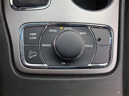 Certified 2019 Jeep Grand Cherokee Laredo image 25