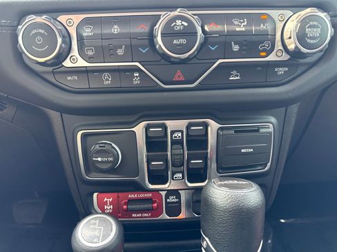 Used 2024 Jeep Gladiator Mojave w/ Technology Group AWD/4WD image 20