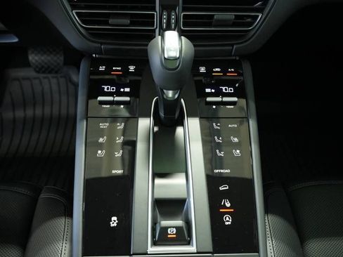 Certified 2025 Porsche Macan AWD/4WD image 23