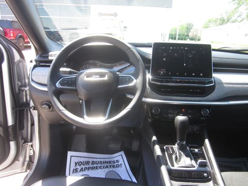 Used 2024 Jeep Compass Latitude AWD/4WD image 12