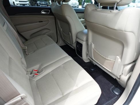 Used 2016 Jeep Grand Cherokee Laredo image 16