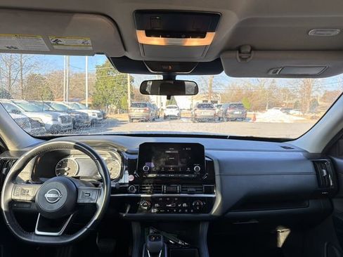 Used 2024 Nissan Pathfinder SV image 18