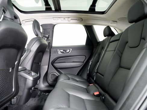 Used 2022 Volvo XC60 B5 Momentum w/ Advanced Package image 24